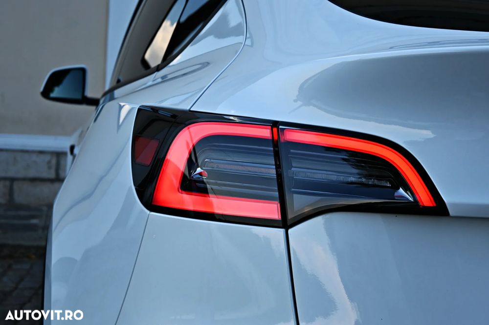 Tesla Model Y AWD Performance - 12