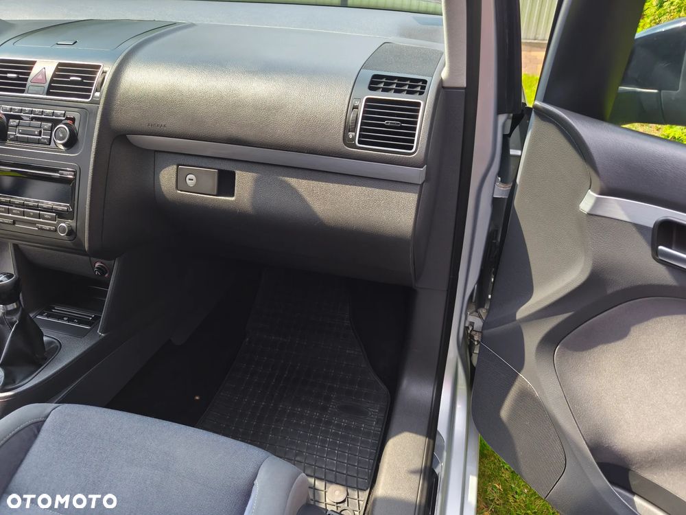Volkswagen Touran 2.0 TDI DPF STYLE - 17