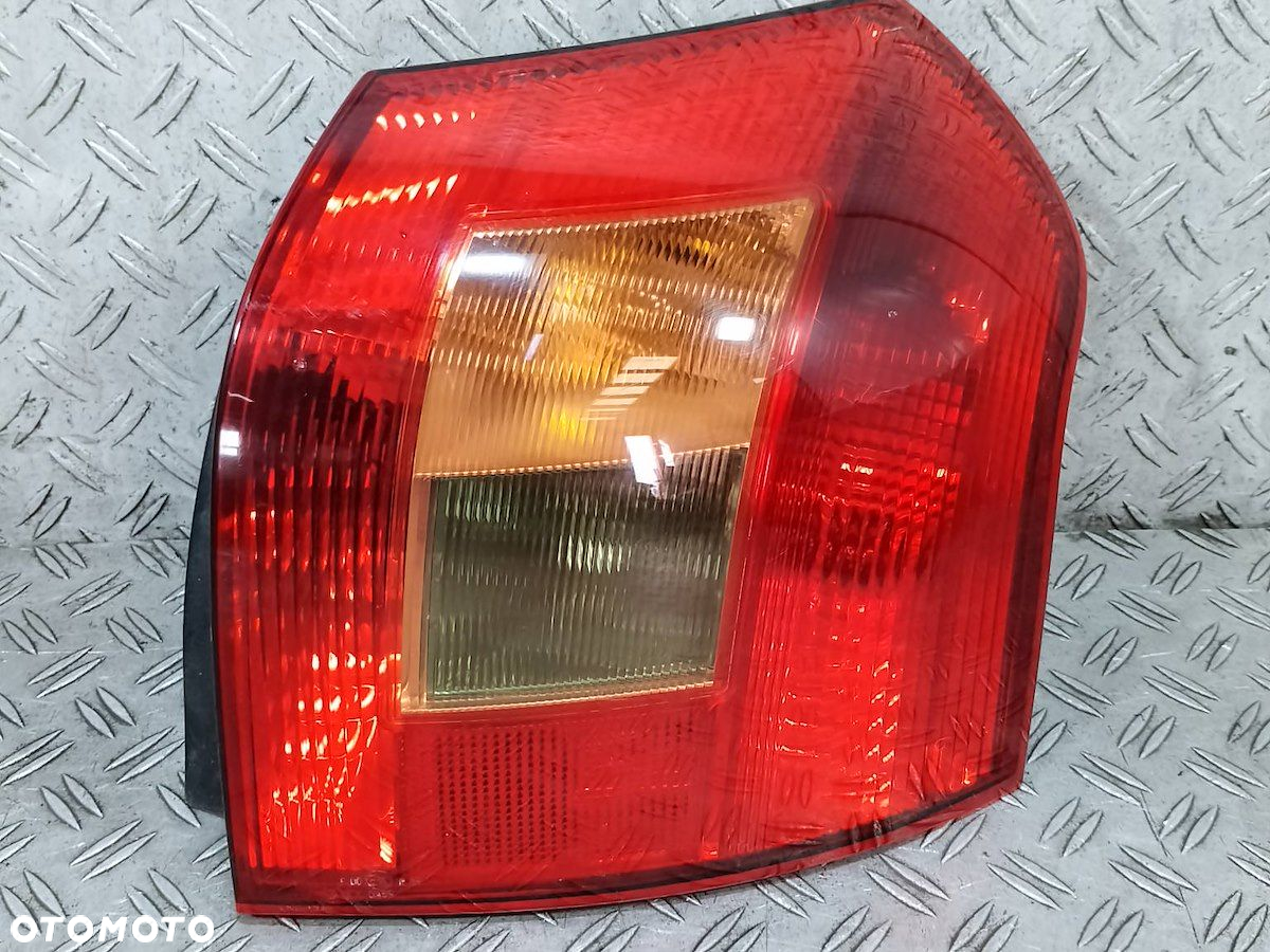LAMPA TYLNA PRAWA TOYOTA COROLLA E12 HATCHBACK - 10