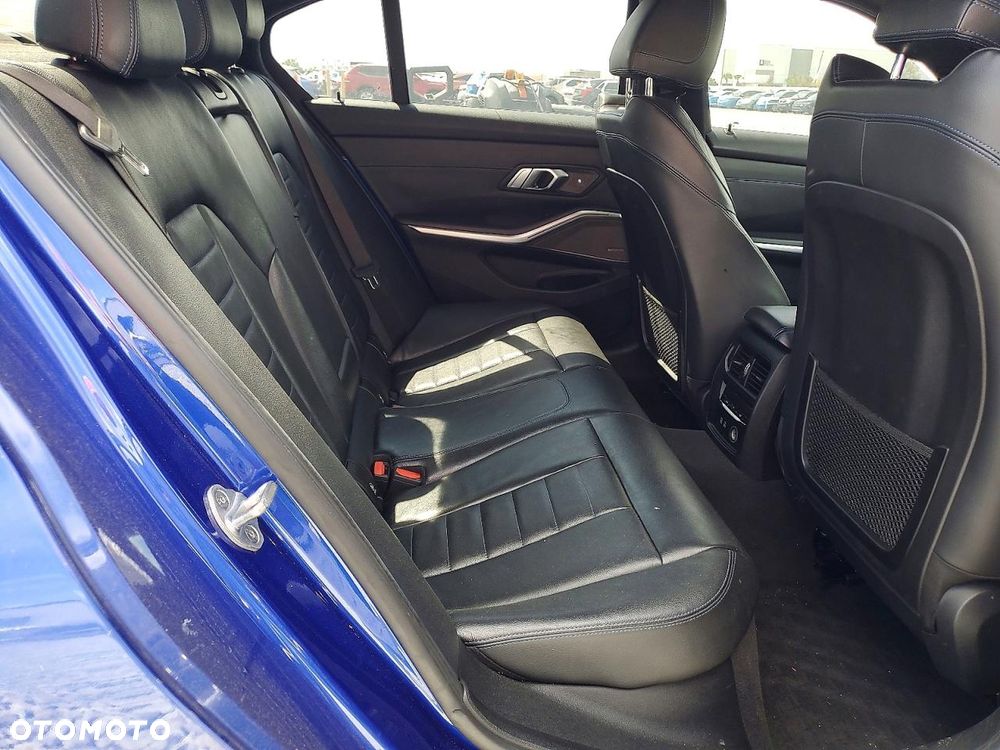 BMW Seria 3 330i xDrive M Sport - 9