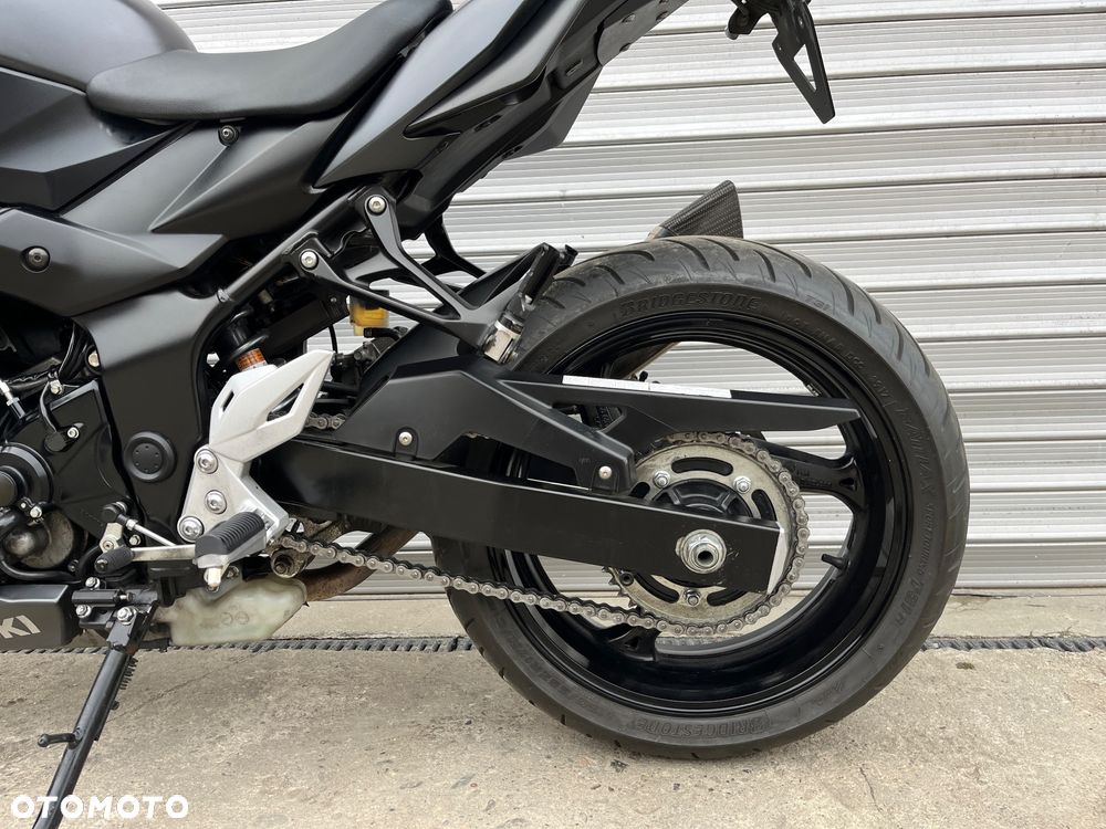 Suzuki GSR - 33