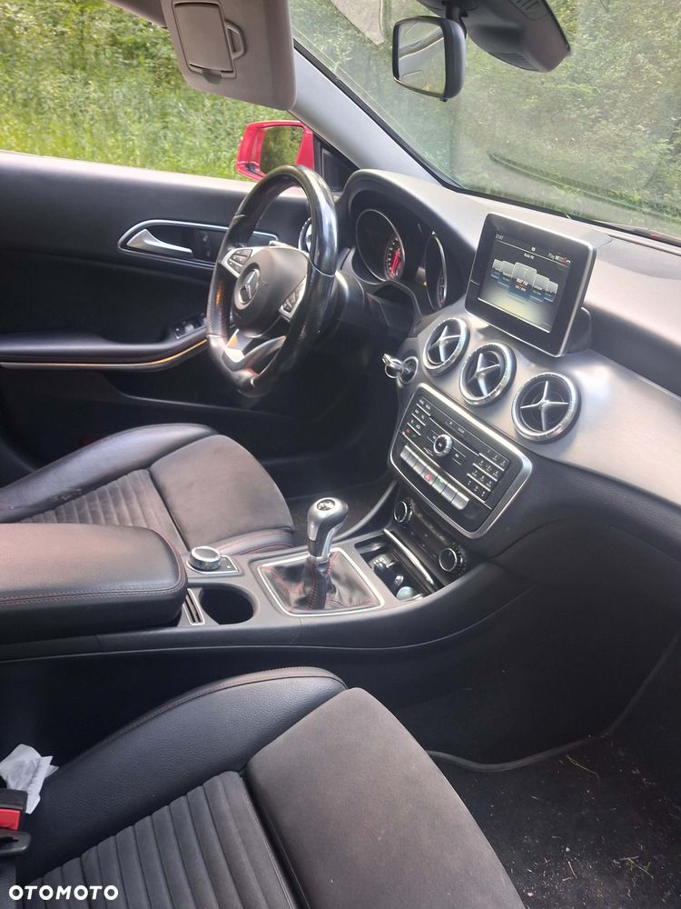 Mercedes-Benz CLA 180 AMG Line - 8