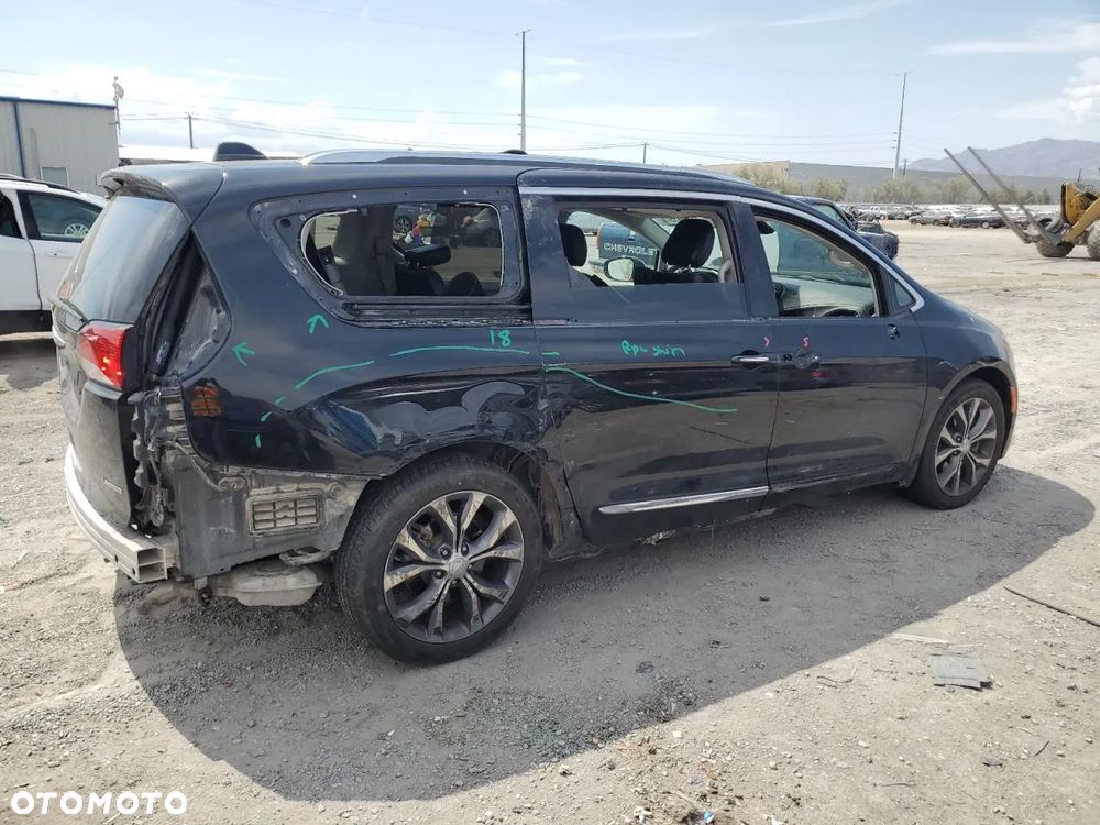 Chrysler Pacifica - 4