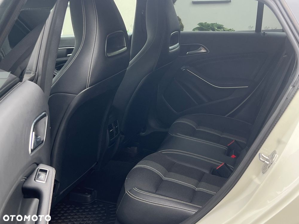 Mercedes-Benz CLA 200 7G-DCT UrbanStyle Edition - 24