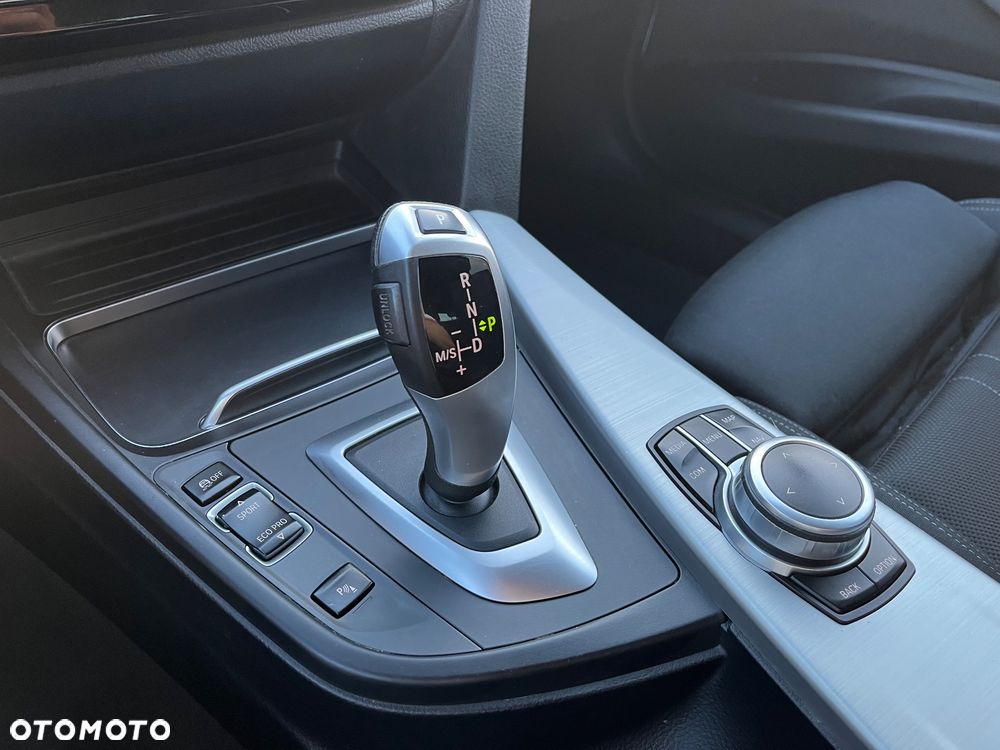 BMW Seria 3 320d Sport Line - 33
