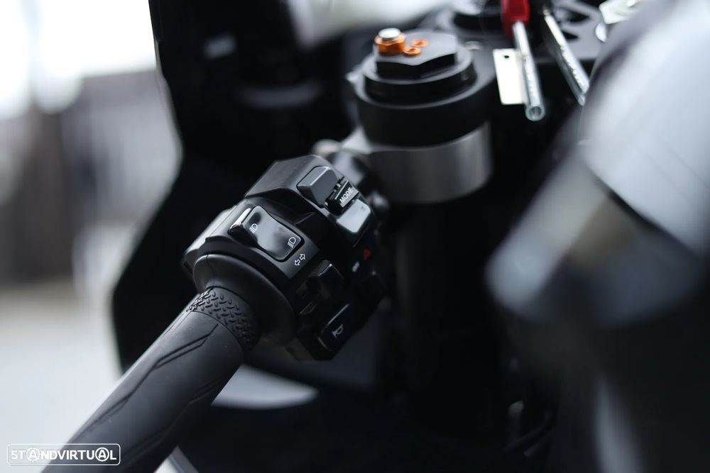 Yamaha YZF R1 Preta Akrapovic - 11