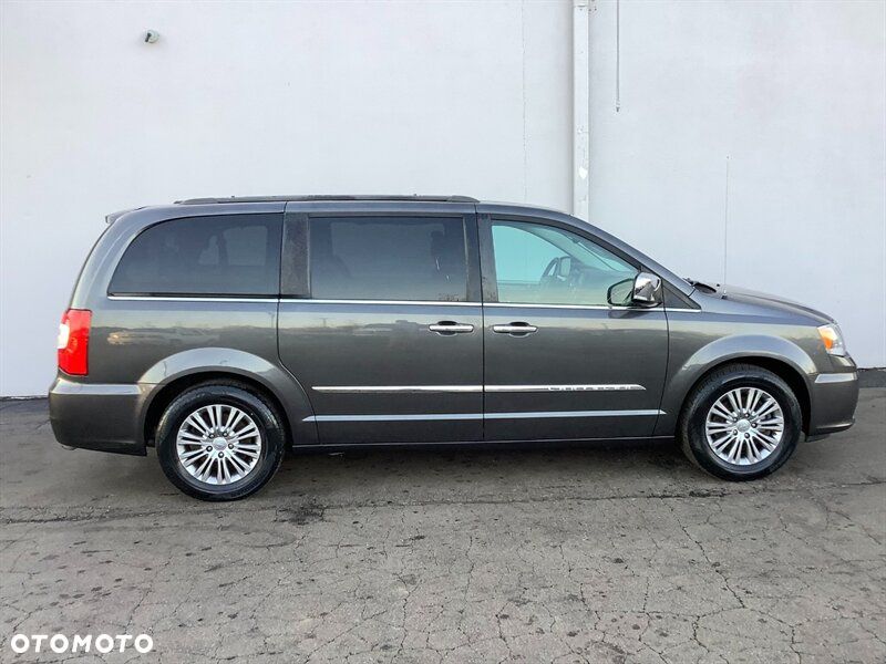 Chrysler Town & Country 3.6 Limited - 8