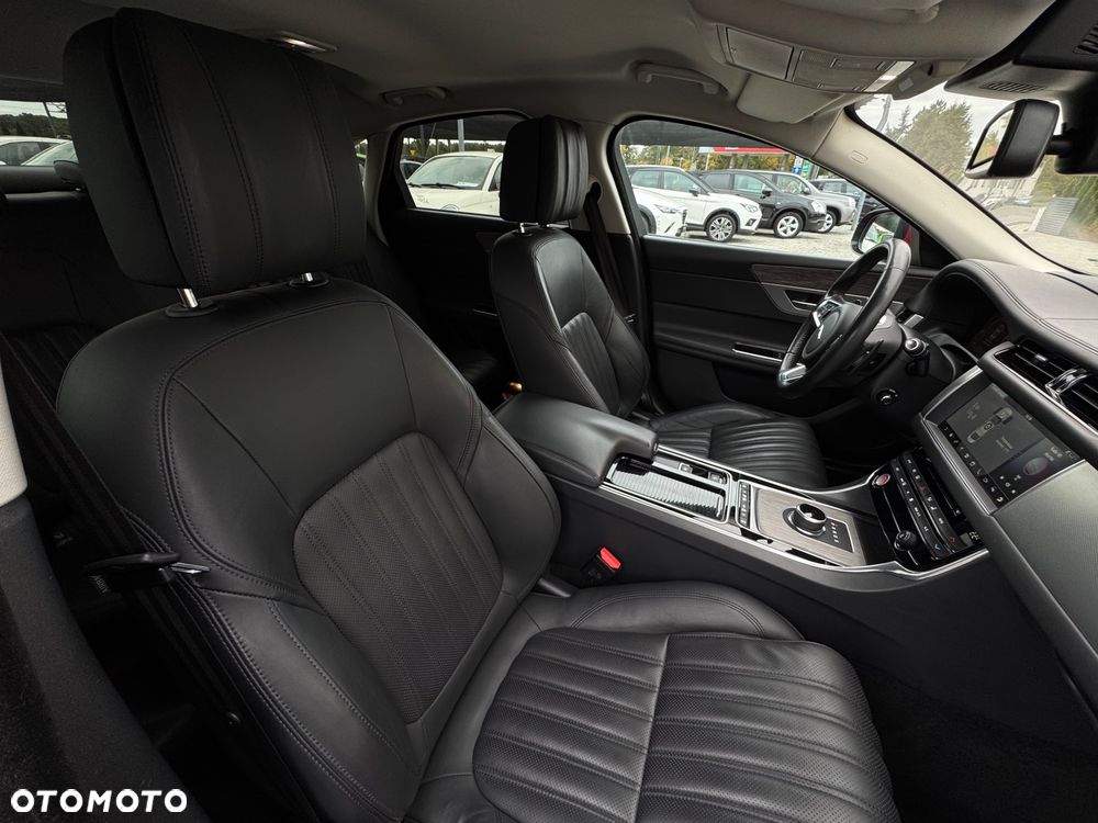 Jaguar XF 30d Portfolio - 29