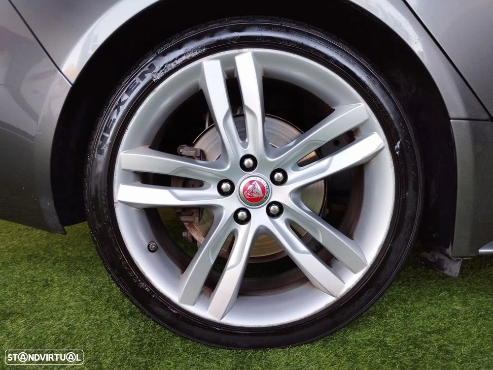 Jaguar XE 2.0 D R-Dynamic SE - 28