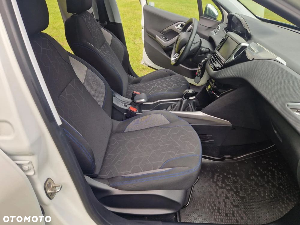 Peugeot 2008 1.2 Pure Tech Style S&S - 17