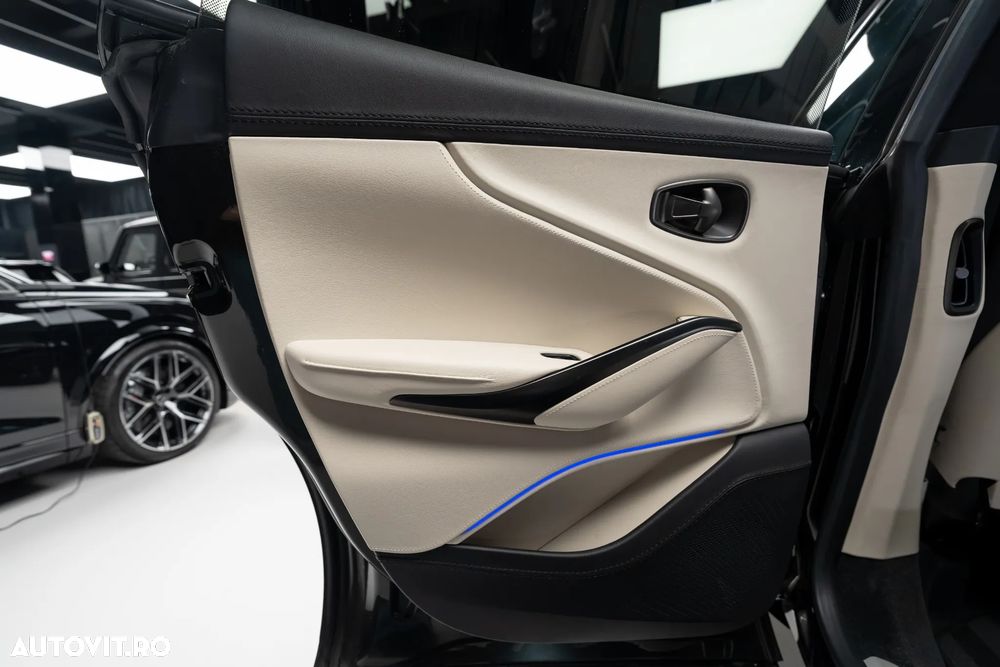 Aston Martin DBX - 27