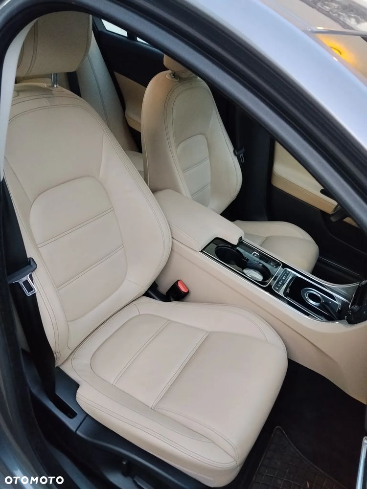 Jaguar XE 2.0 T Prestige - 13