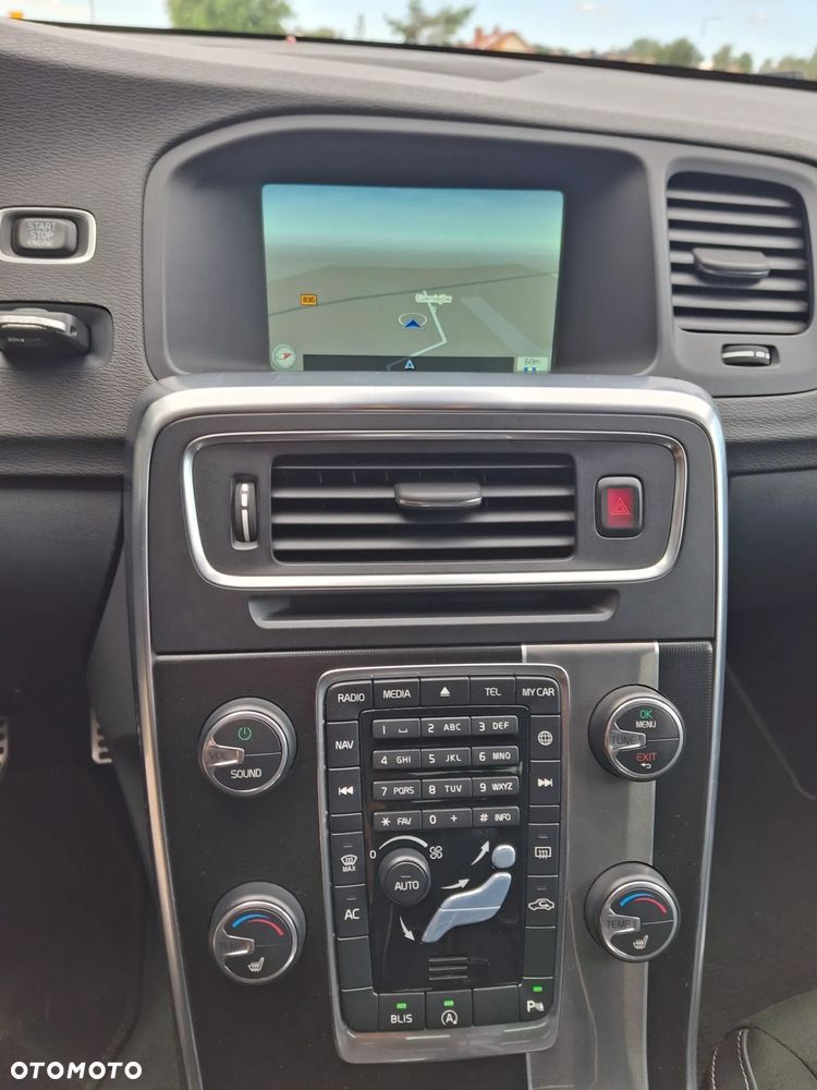 Volvo V60 D2 R-Design - 11