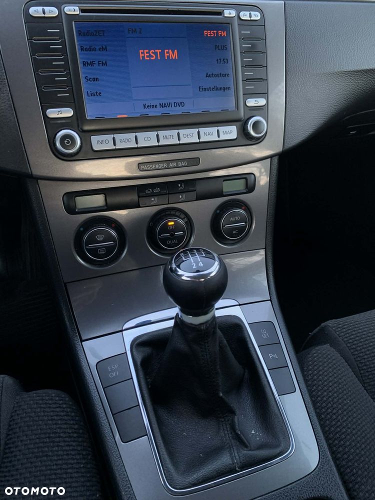 Volkswagen Passat 1.9 TDI DPF BlueMotion - 12