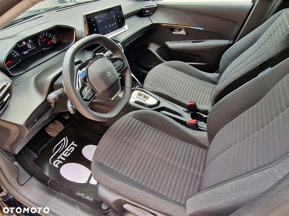 Peugeot 208 - 8
