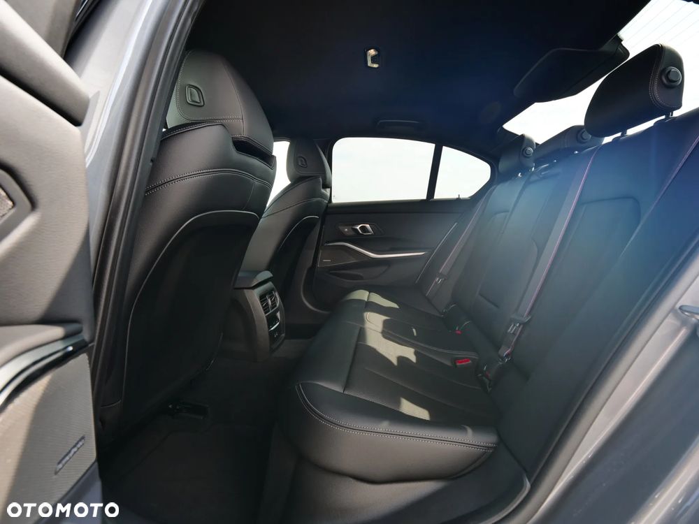 BMW Seria 3 330i xDrive M Sport sport - 33