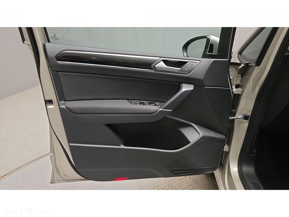Volkswagen Touran - 17