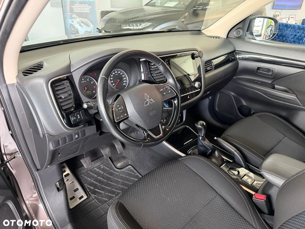 Mitsubishi Outlander 2.0 Invite + 2WD - 9