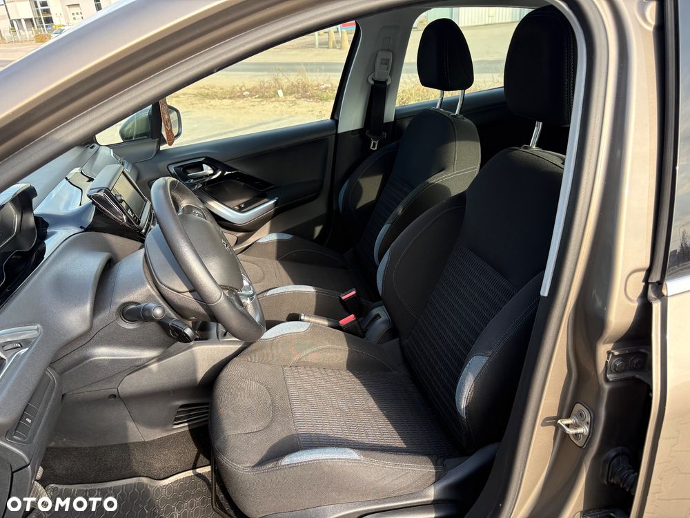 Peugeot 208 - 5
