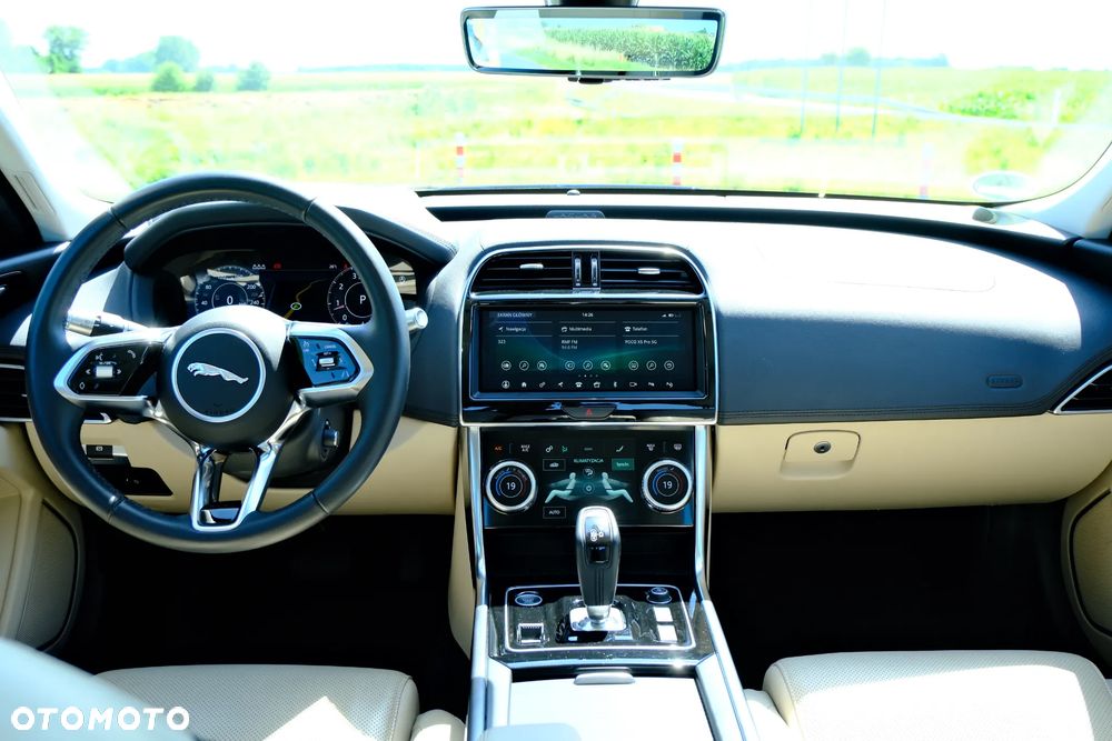 Jaguar XE 25t Prestige - 25