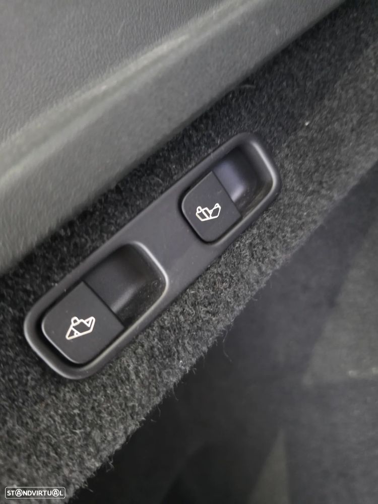 Tesla Model Y Long Range Dual Motor AWD - 11