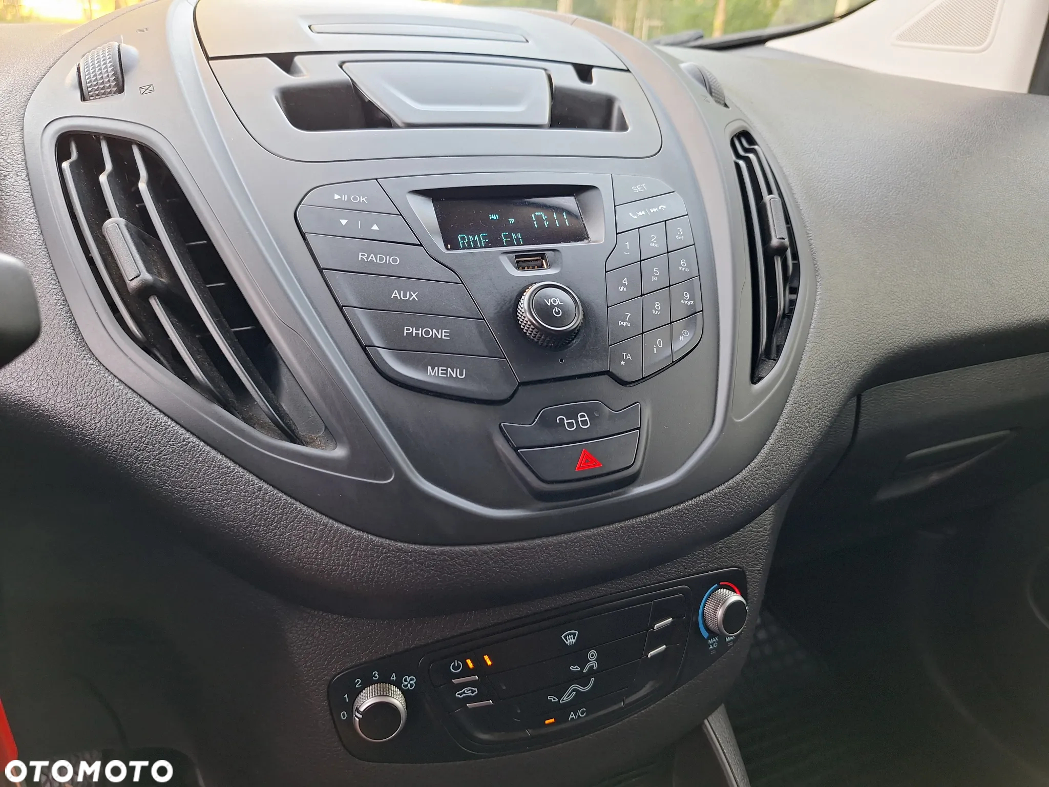 Ford Transit Courier - 14