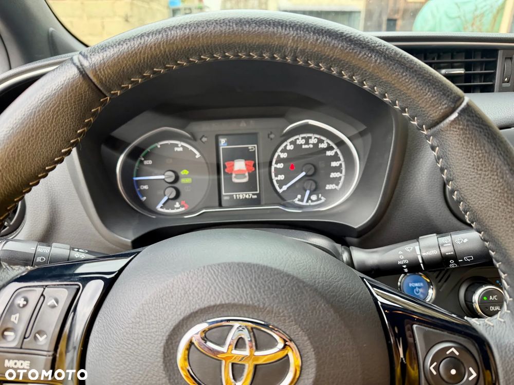 Toyota Yaris Hybrid 100 Selection Passion - 12