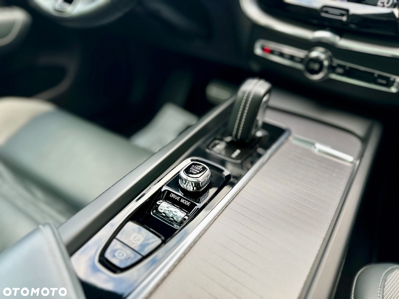 Volvo XC 60 T6 AWD Plug-In Hybrid R-Design - 27
