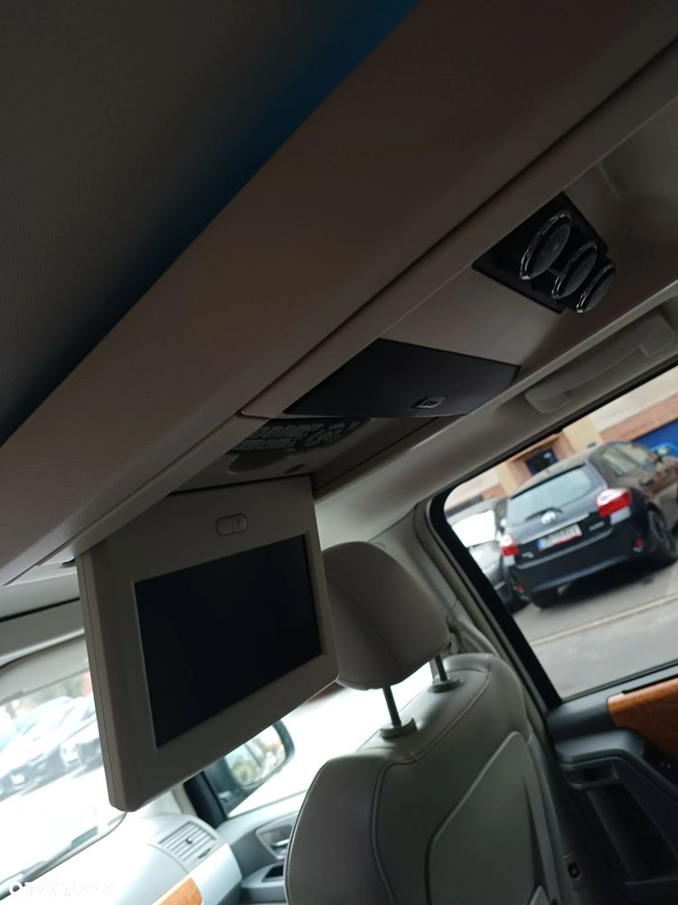 Chrysler Town & Country - 11