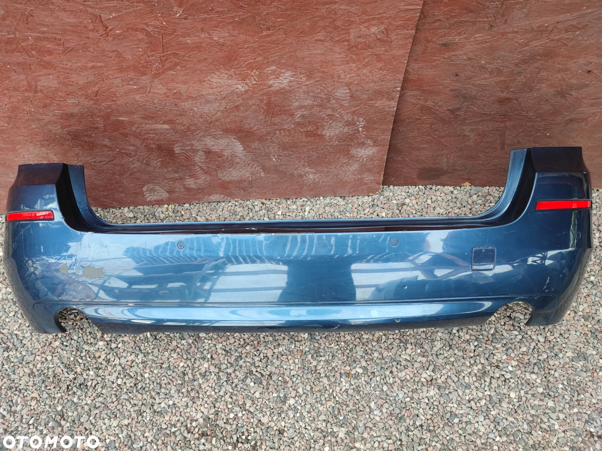 BMW F11 / F11N ORYGINALNY ZDERZAK TYŁ POD: PDC ( CZUJNIKI PARKOWANIA ORAZ WYDECH 535D ) O NR. 7 254 919 / 7 237 303 OEM W KOLORZE TIEFSEEBLAU METALLIC A76 - 2