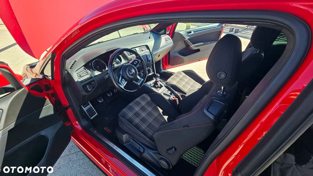 Volkswagen Golf - 33