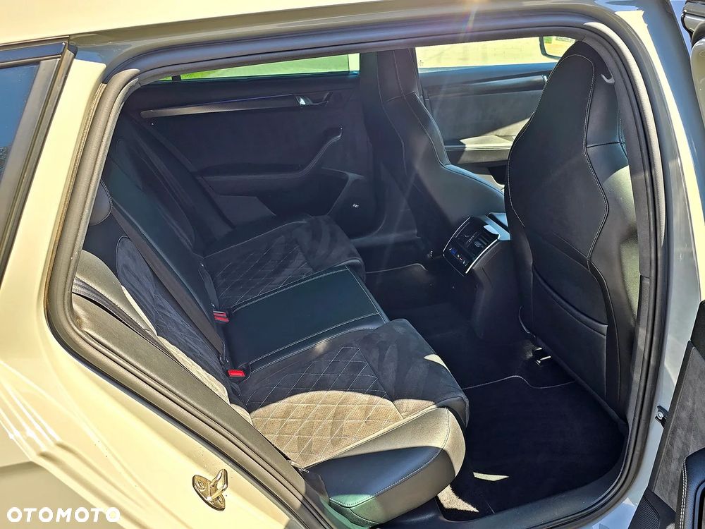 Skoda Superb 2.0 TDI DSG Sportline - 19