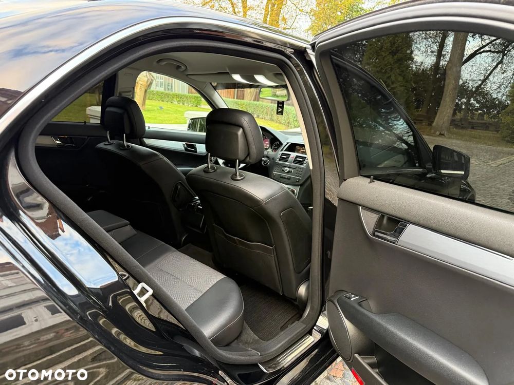 Mercedes-Benz Klasa C 180 T CGI Automatik BlueEFFICIENCY Avantgarde - 22