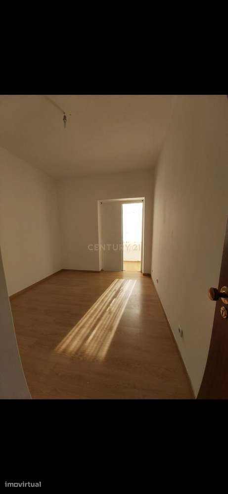 **T2 para Remodelação | Queijas | Rua da Lameira, n.º 4** - Grande imagem: 4/6