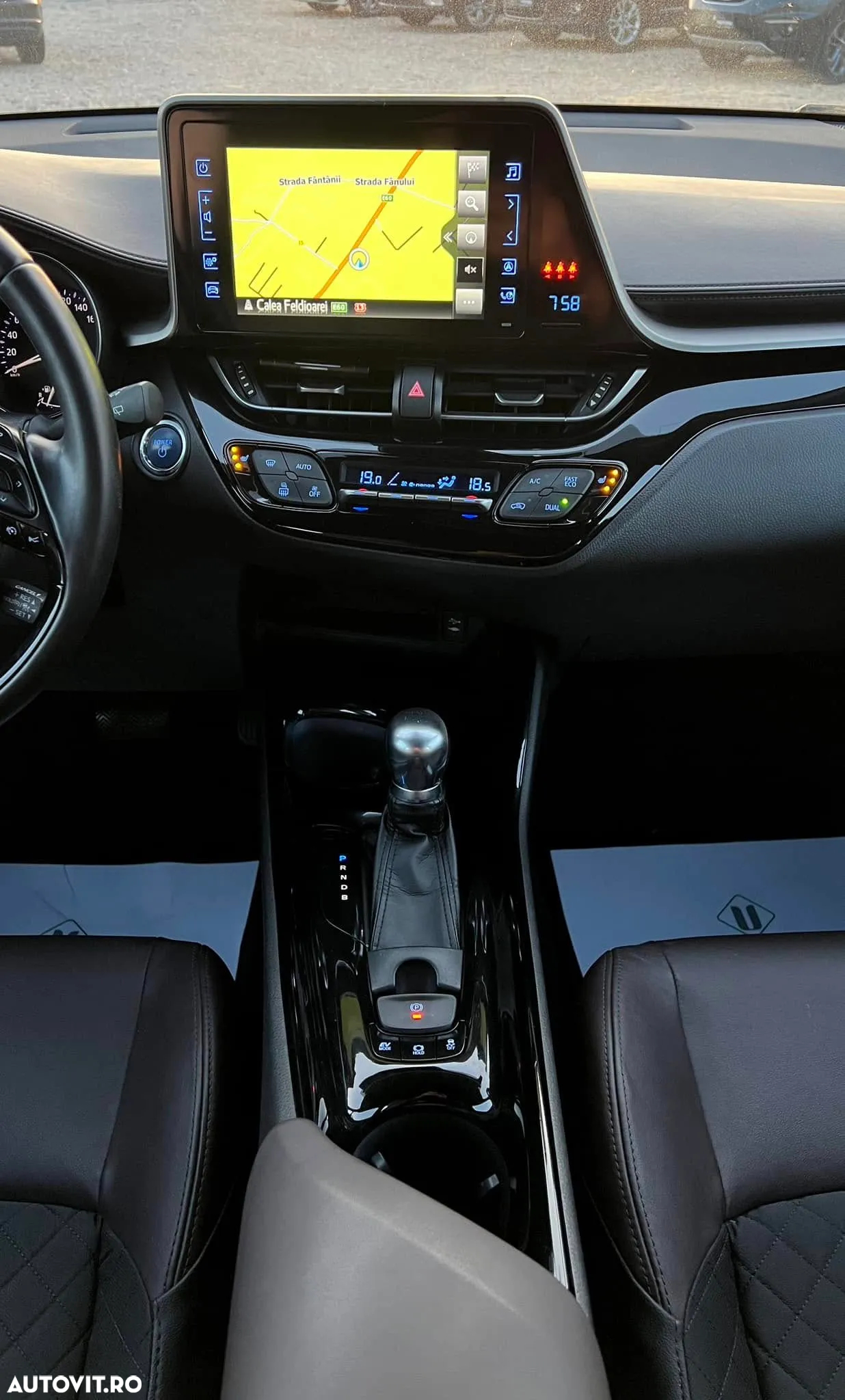 Toyota C-HR Hybrid Lounge - 19