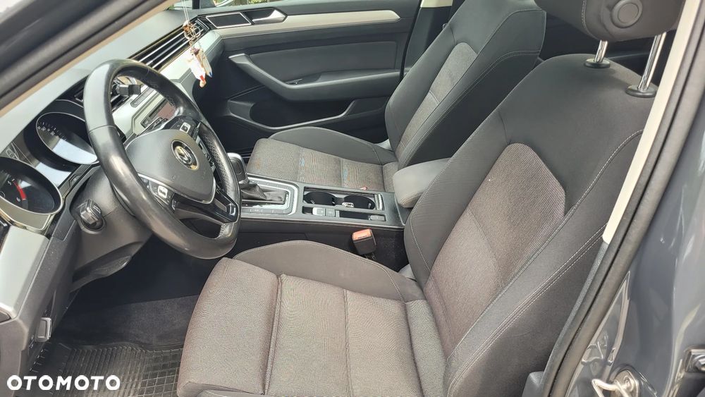 Volkswagen Passat - 12