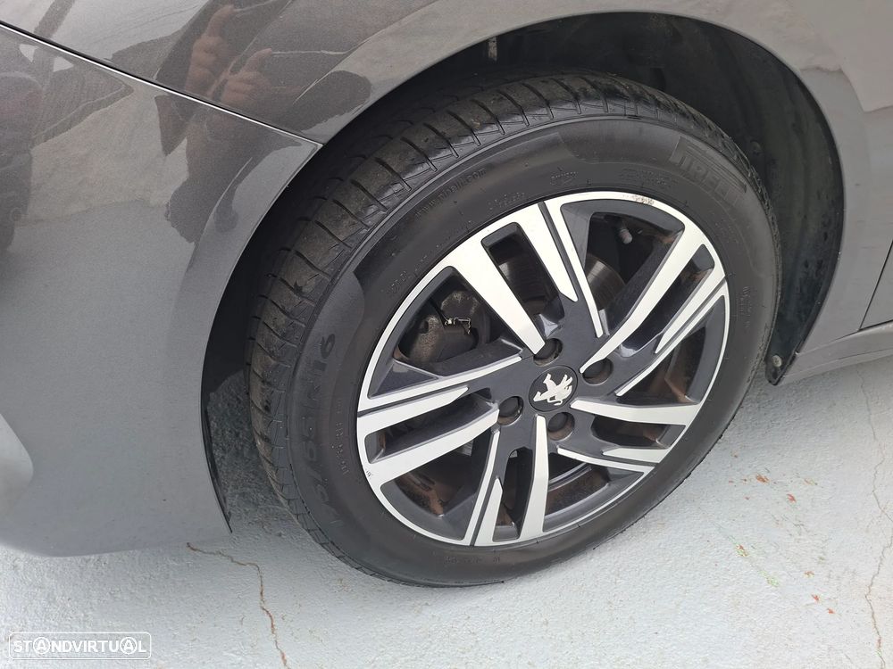 Peugeot 208 PureTech 130 EAT8 Allure - 14