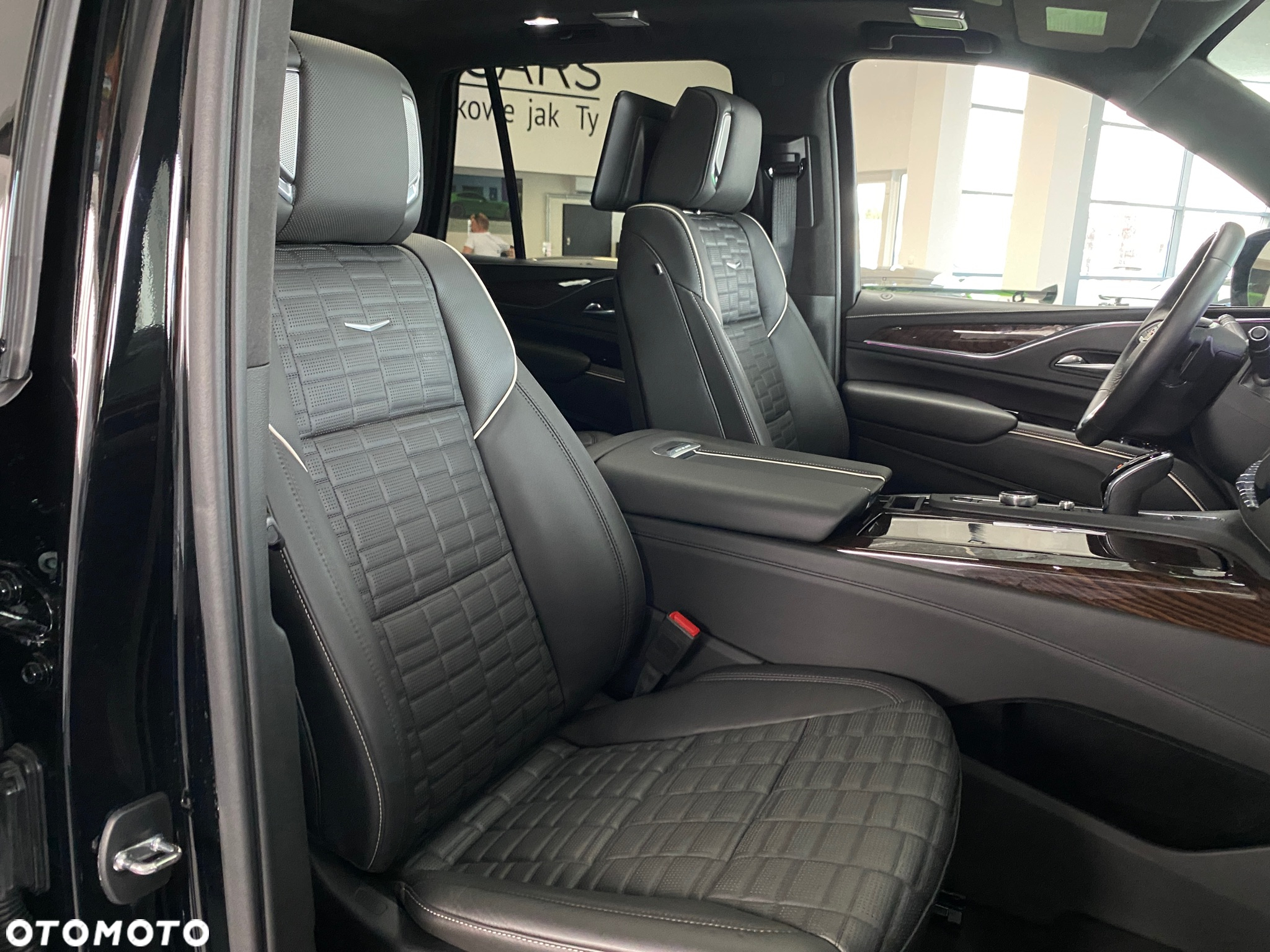 Cadillac Escalade 6.2 V8 AWD AT Platinum - 29