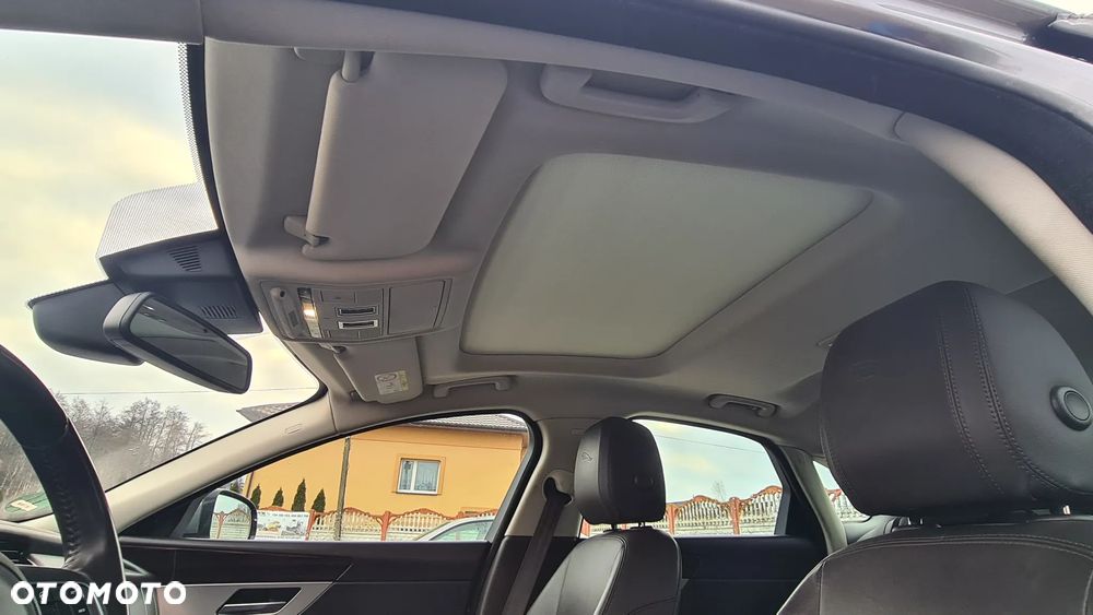 Jaguar XF 20d Portfolio - 21