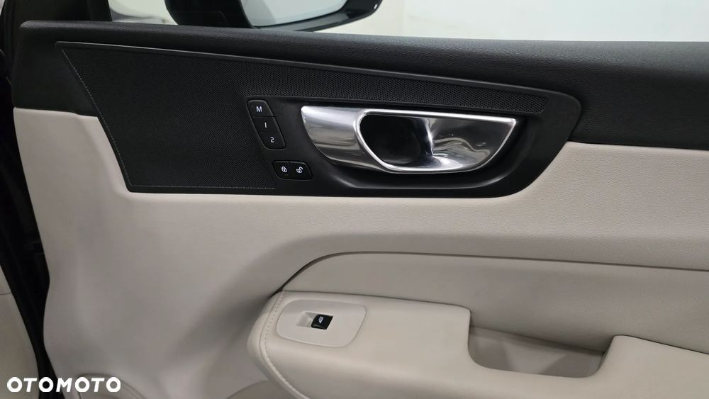 Volvo XC 60 B4 D Plus Dark - 17