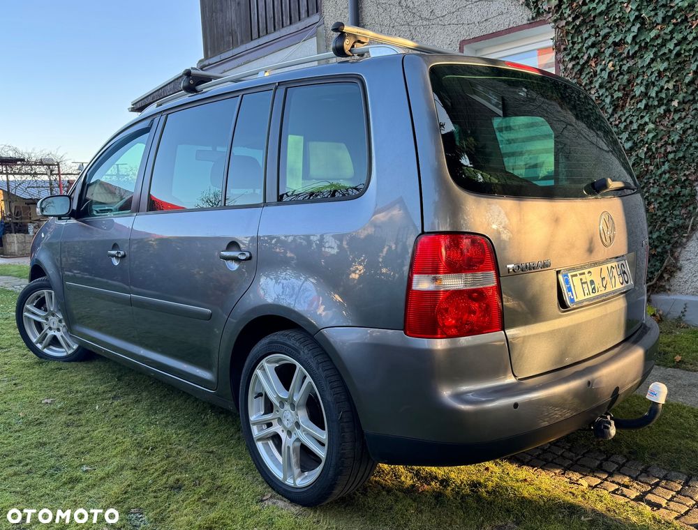 Volkswagen Touran 1.6 FSI Highline - 5