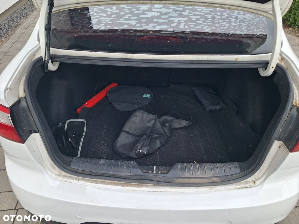 Kia Rio 1.4 L - 6