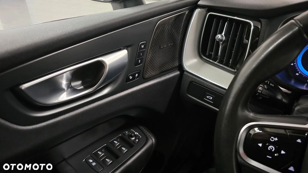 Volvo XC 60 B4 D Plus Dark - 22