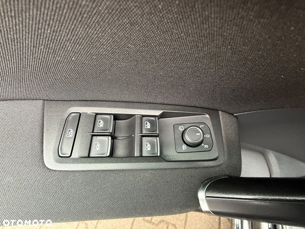 Volkswagen Touran 2.0 TDI SCR DSG ACTIVE - 30