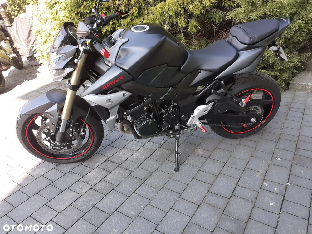 Suzuki GSR - 2