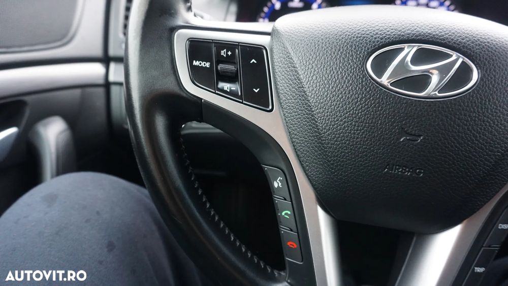 Hyundai i40 i40cw 1.7 CRDi Automatik Fifa World Cup Edition Gold - 23