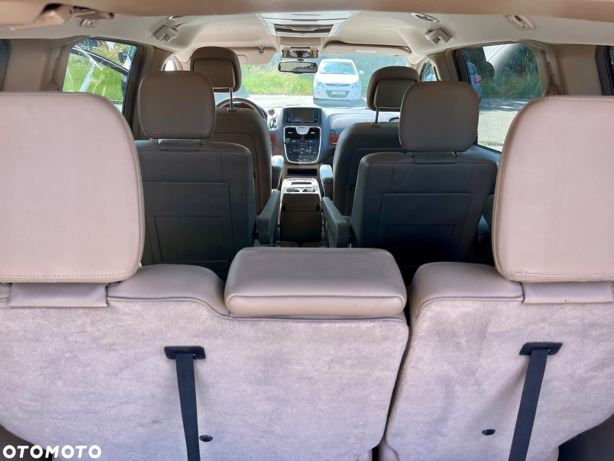 Chrysler Town & Country - 27