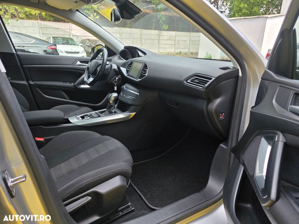 Peugeot 308 1.2 L PureTech Turbo S&S Allure Aut. - 12