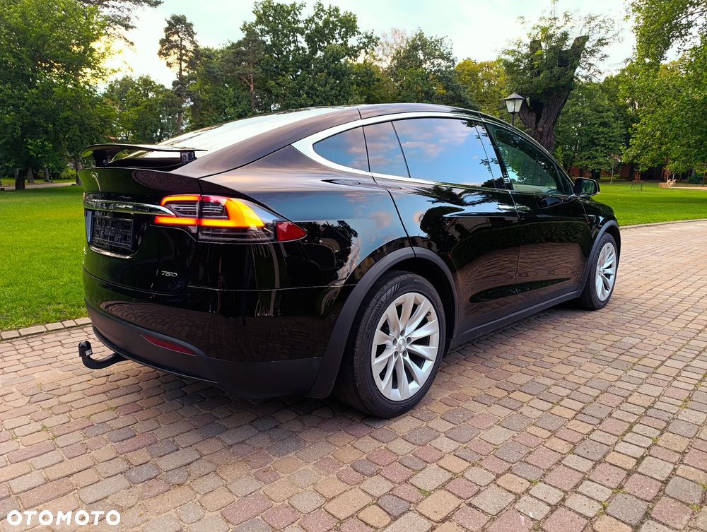 Tesla Model X - 20
