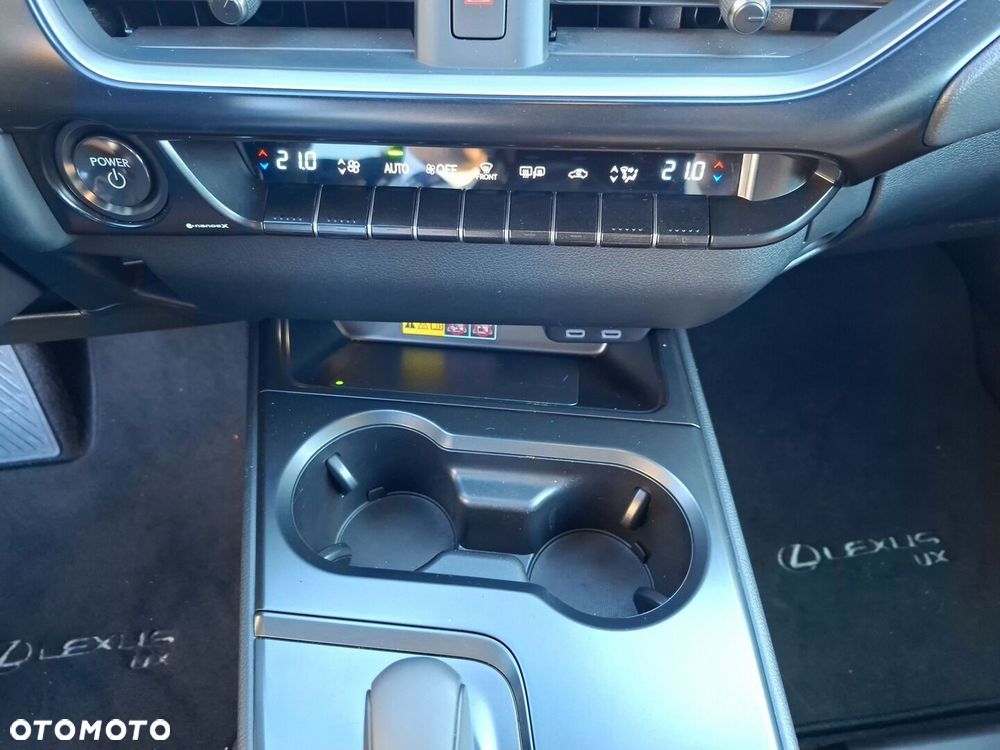 Lexus UX 2025